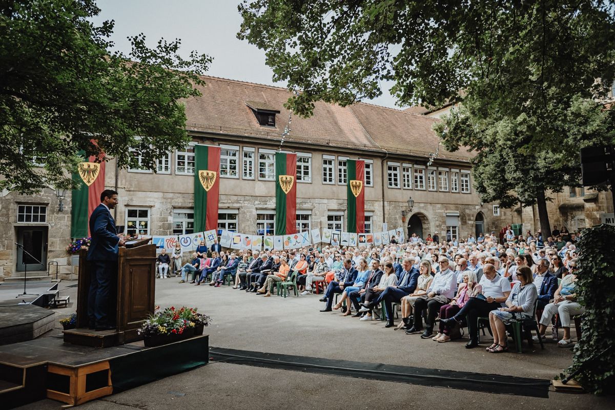Der Oberbürgermeister spricht zur Bürgerschaft im Schwörhof