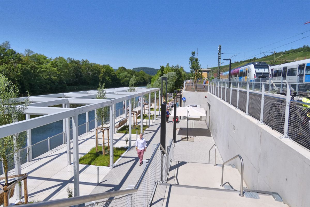 Naherholung zwischen Bahngleisen und Neckar