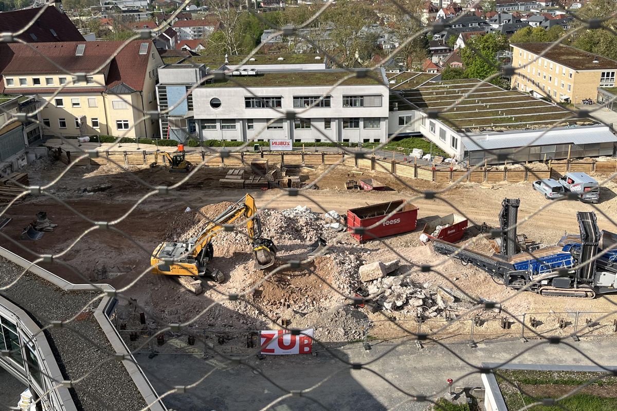 Der Baufortschritt aus der Vogelperspektive zeigt den Aushub der Baugrube für das künftige Haus 2.