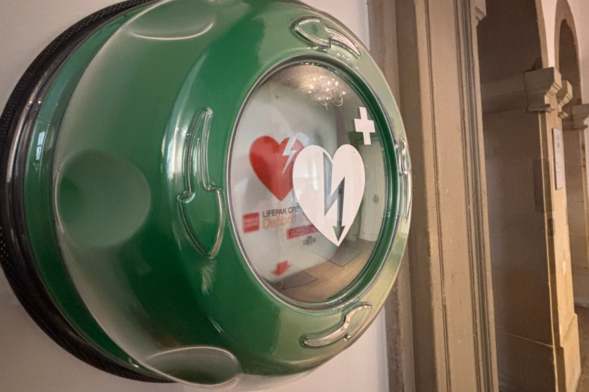 Defibrilator an der Wand im Neuen Rathaus im Eingangsbereich.