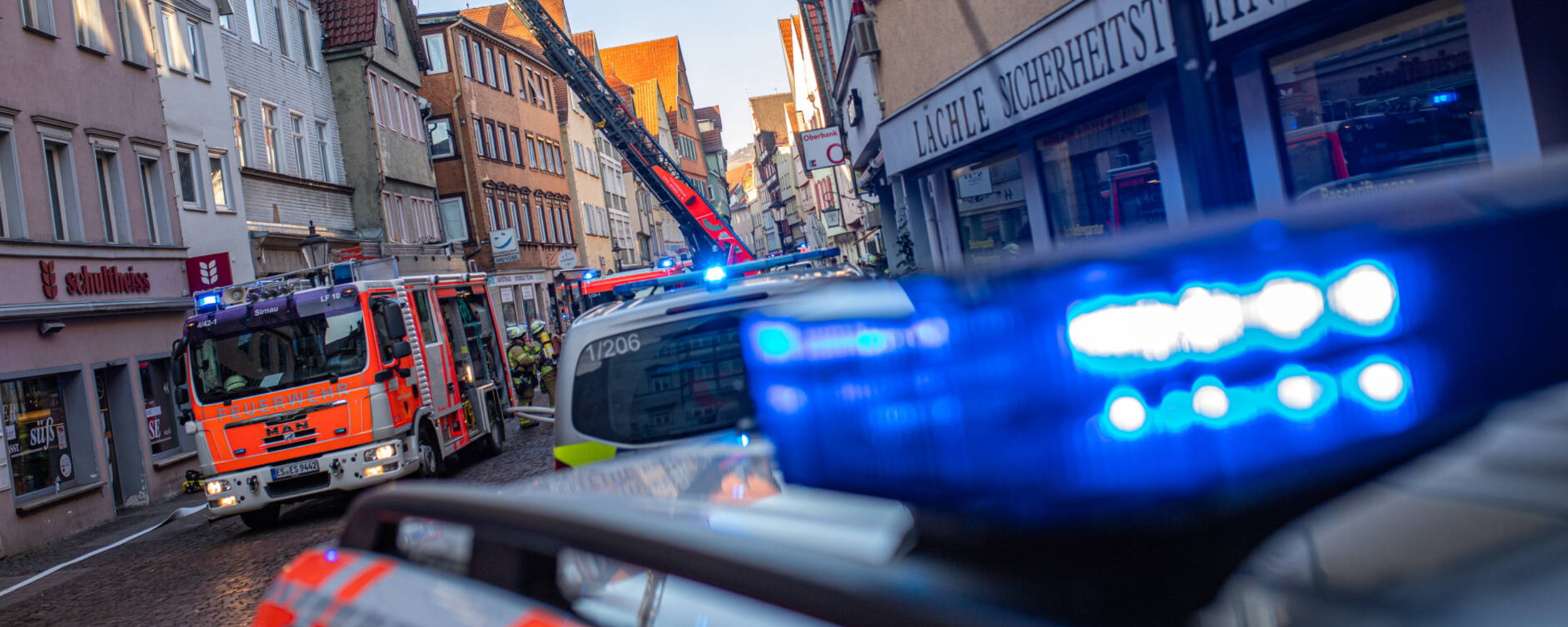 Feuerwehrleute vor Feuerwehrfahrzeug