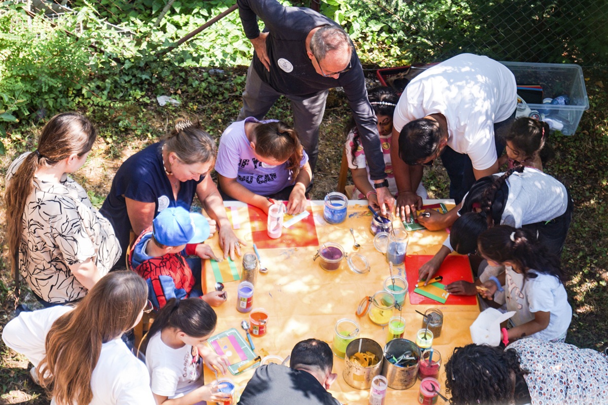 Eröffnungsfeier QZ Mettingen Kinder und Erwachsene beim Sandkarten basteln