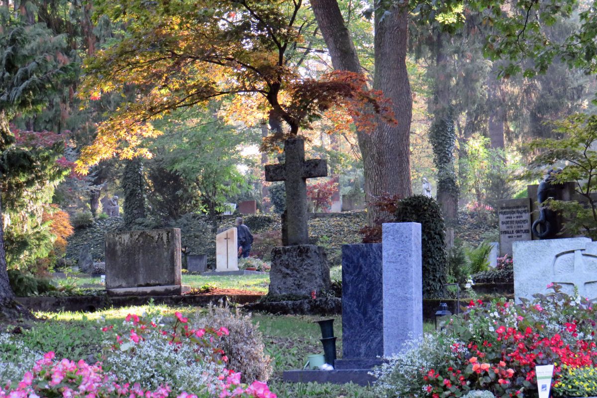 Blick in den herbstlichen Ebershaldenfriedhof.