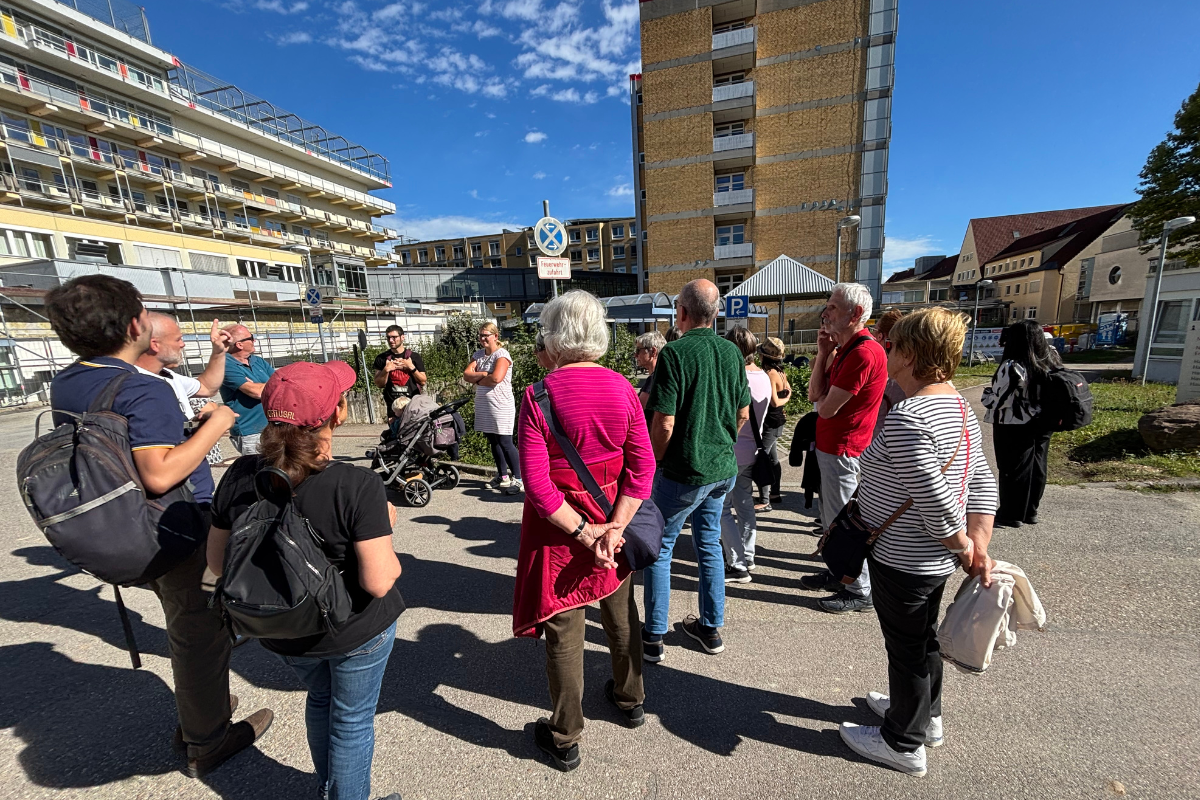 Hier entsteht bald die große Baugrube für den Neubau von Haus 2 – im Hintergrund das alte, leergeräumte Hochhaus. Hier entsteht bald die große Baugrube für den Neubau von Haus 2 – im Hintergrund das alte, leergeräumte Hochhaus.