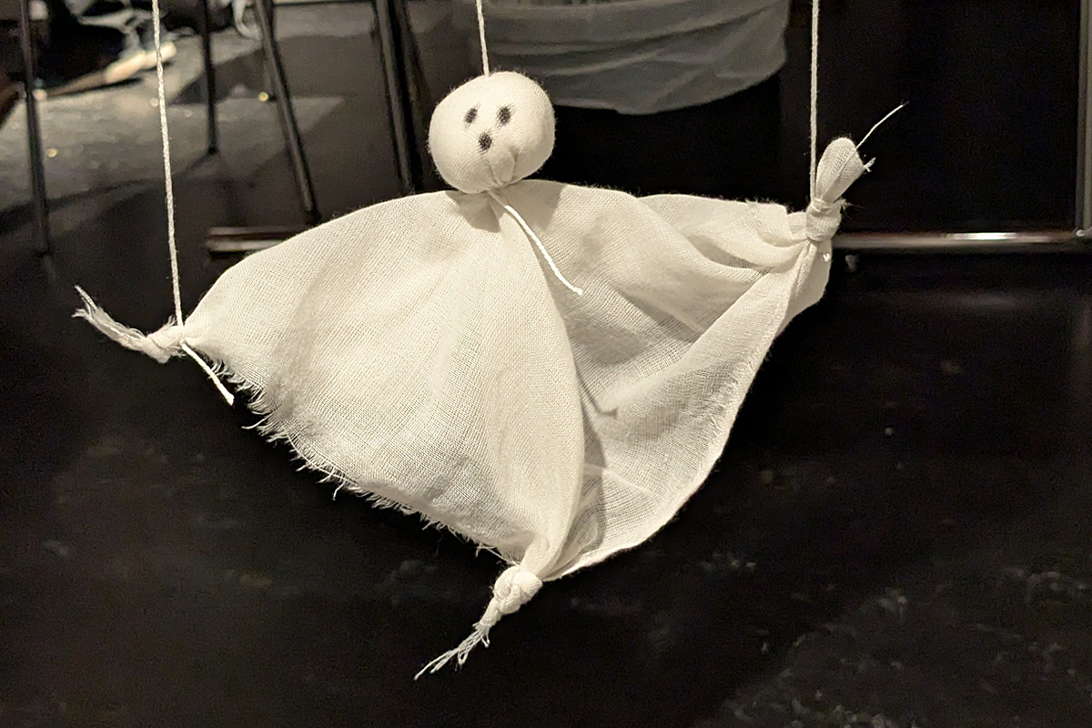 Aus Stofftüchern gebasteltes kleines Gespenst.