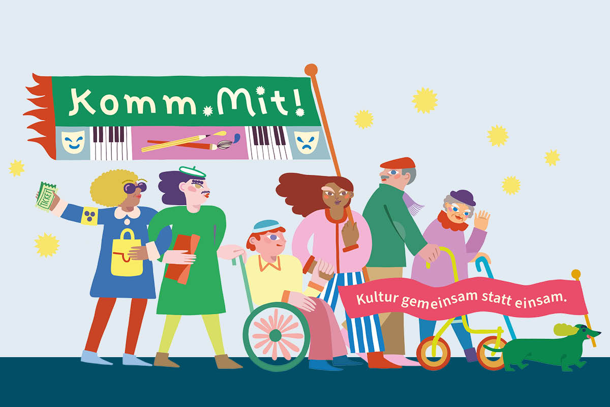 Bunte Illustration einer Gruppe von Menschen unterschiedlichen Alters und körperlicher Voraussetzungen, darunter eine Person im Rollstuhl, die gemeinsam durch eine Straße zieht und Banner sowie Schilder hält. Auf den Bannern steht „Komm Mit!“ mit Theatermasken, Pinsel und Klaviertastatur als Motive sowie „Kultur gemeinsam statt einsam“, neben der Gruppe läuft ein kleiner grüner Hund.