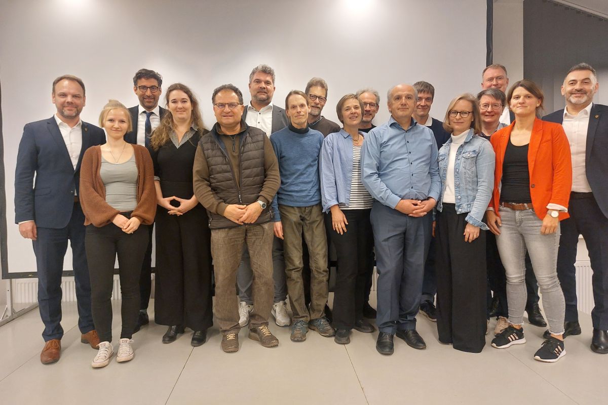 Gruppenbild - Mitglieder des neu gewählten Bürgerausschuss mit den Bürgermeistern Rust und Bayraktar