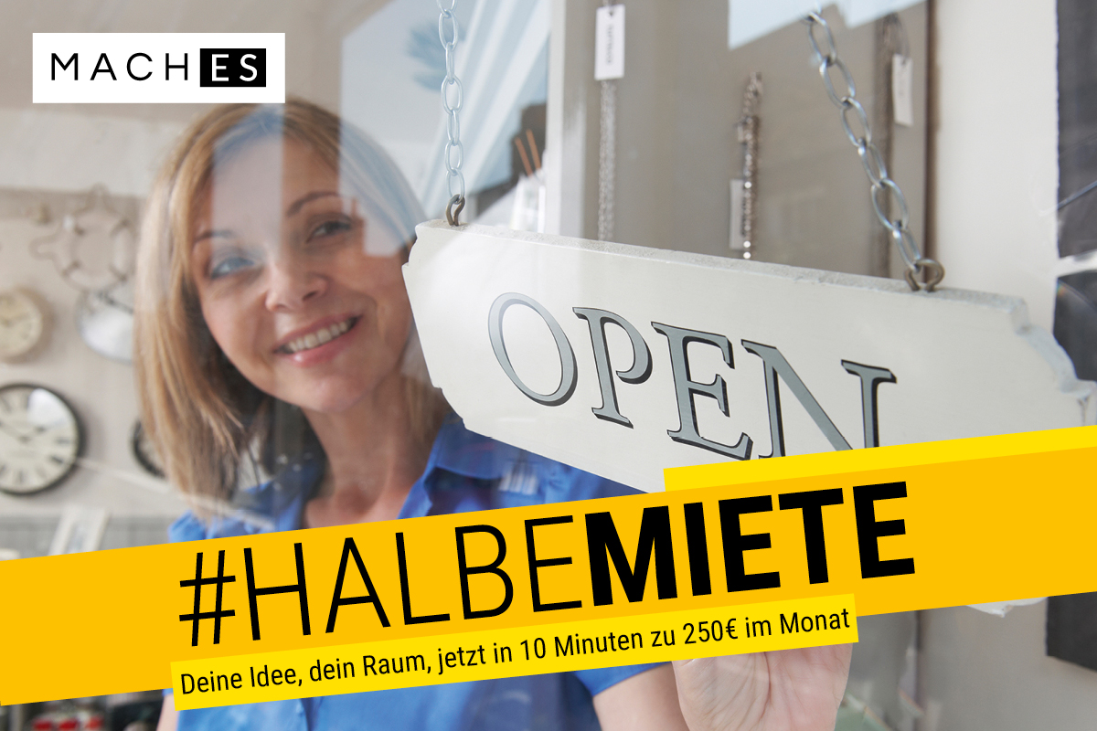 Ladeneröffnung Eine Frau eröffnet einen Laden mit einem Schild Open. Darunter der Slogan #Halbe Miete