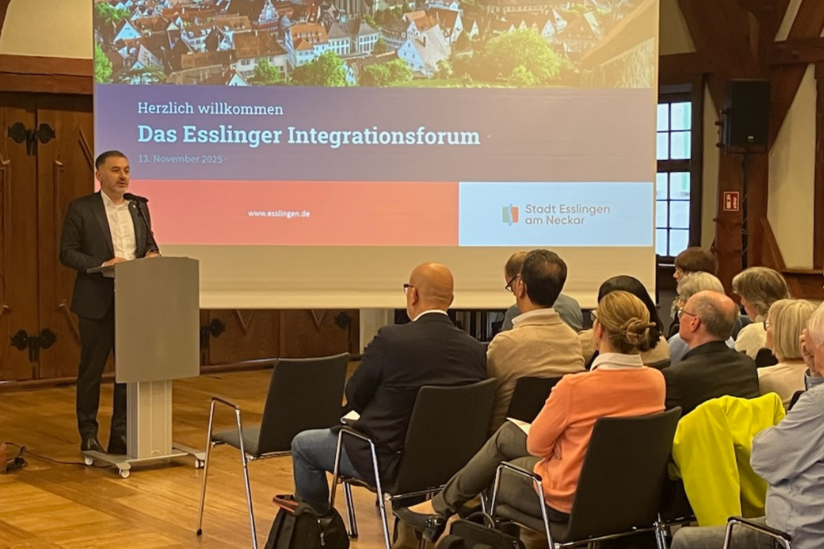 BM Bayraktar steht am Podium beim Integrationsforum.