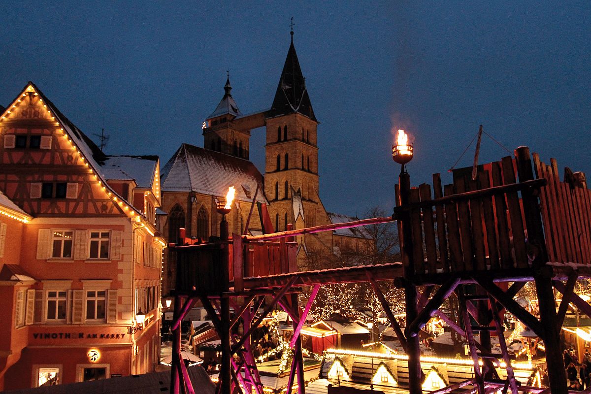 Blick über den Weihnachtsmarkt zur Stadtkirche