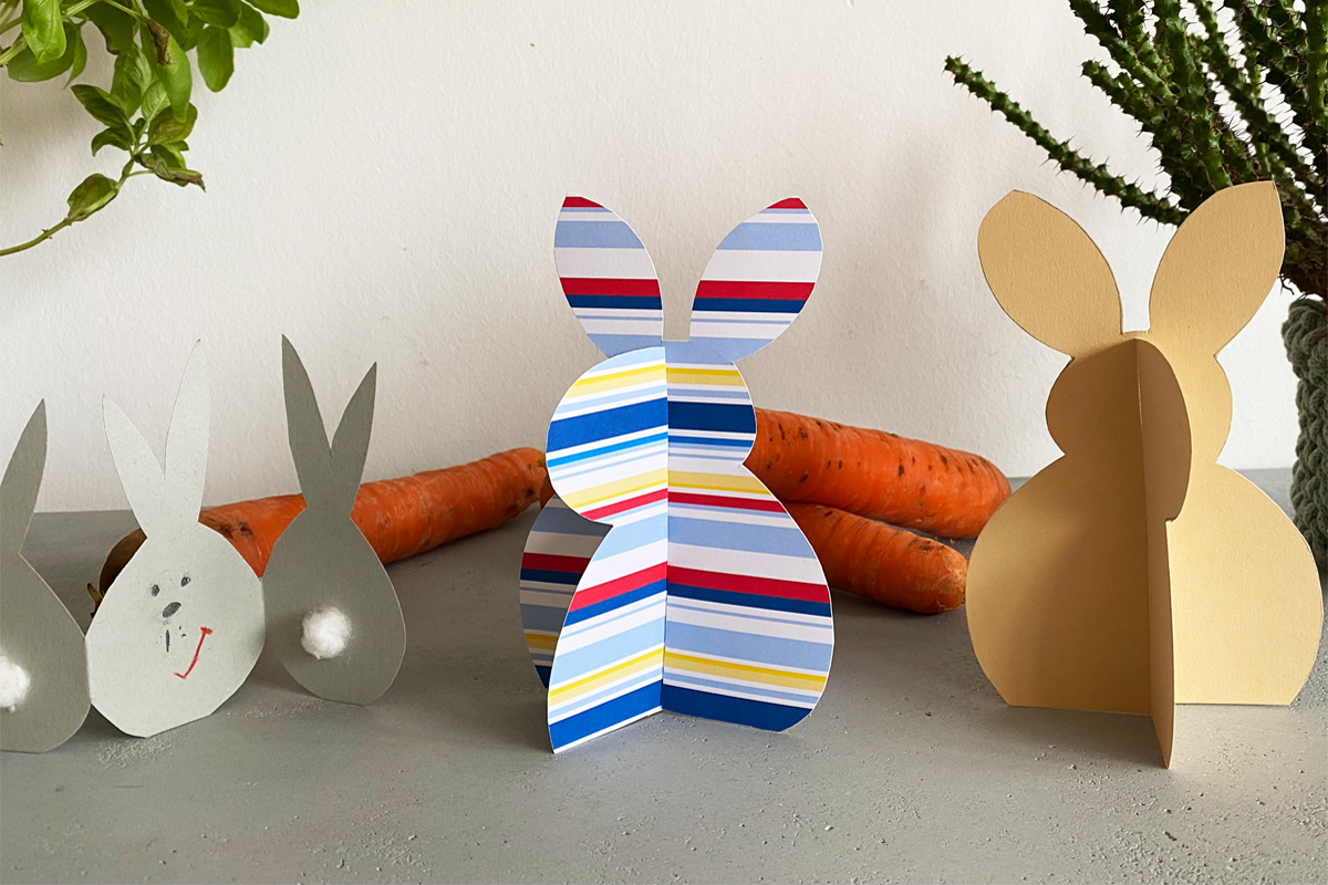 Hasen aus Karton. Aus buntem Karton ausgeschittene Hasenfiguren.