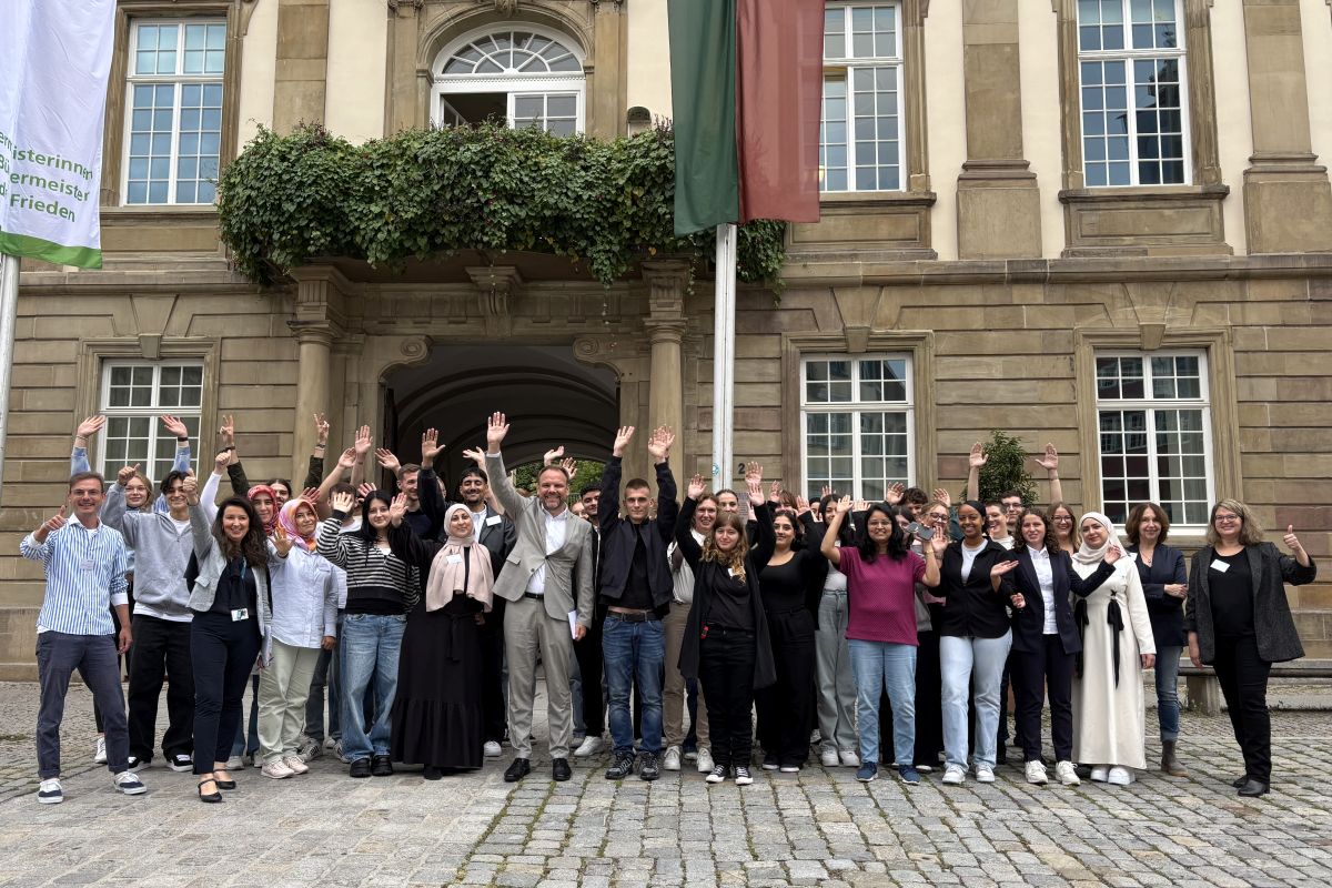Azubis Die neuen Azubis winken vor dem Rathaus in die Kamera.