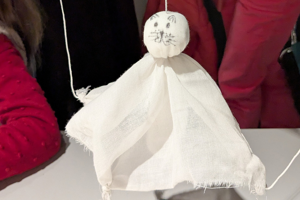 Aus Stofftüchern gebasteltes kleines Gespenst. Aus Stofftüchern gebasteltes kleines Gespenst.