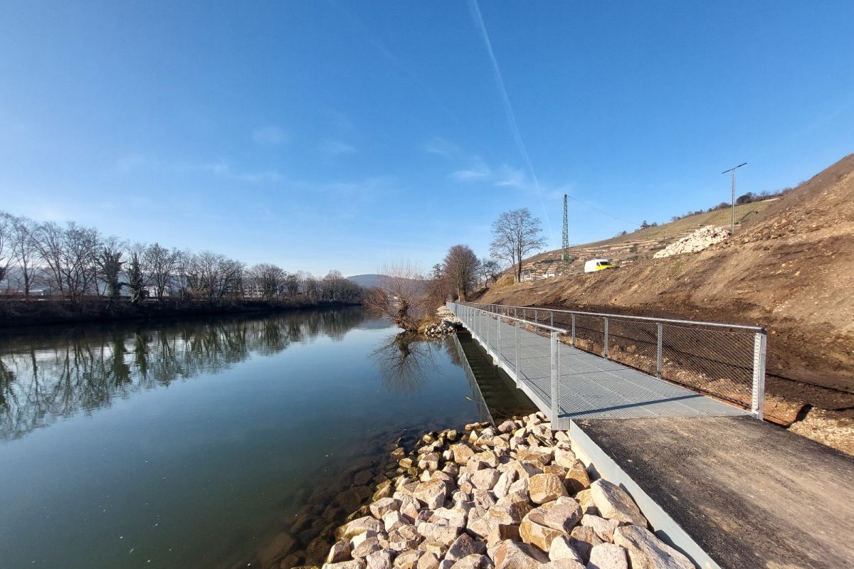 Steg über dem Wasser am Naturufer