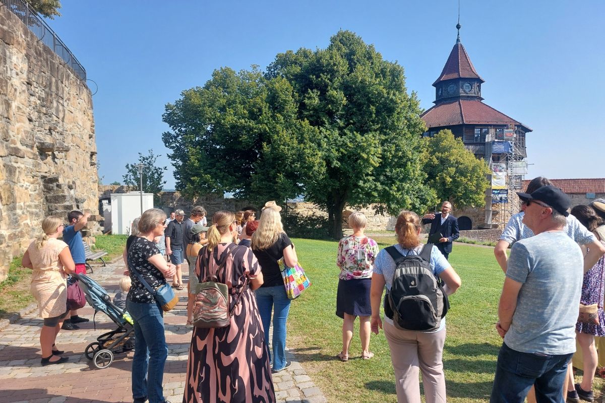 Dicker Turm Bürgerinnen und Bürger vor dem Dicken Turm bei der Führung.