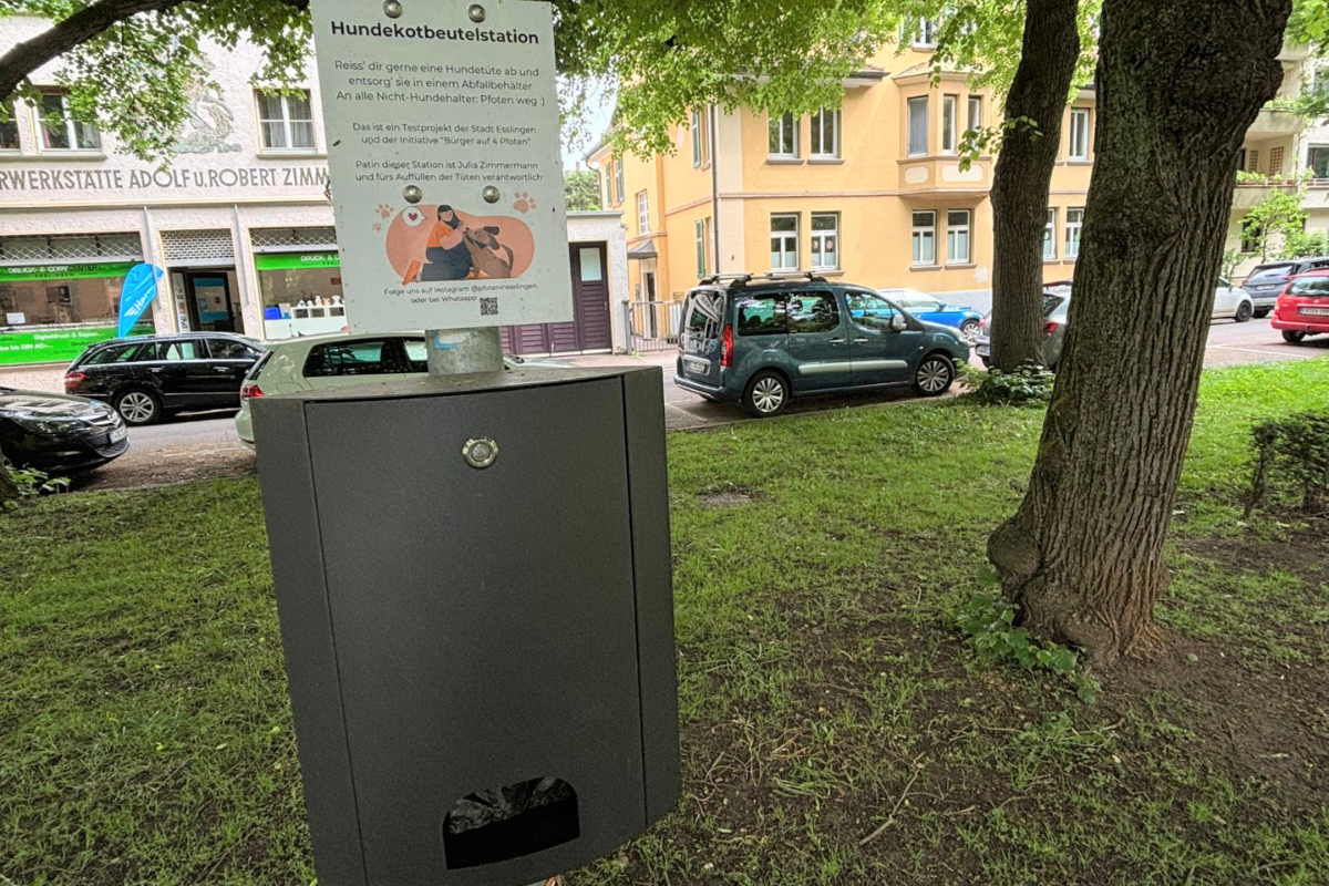 Tütenspender Schilleranlage Tütenspender in der Schilleranlage am Grünstreifen