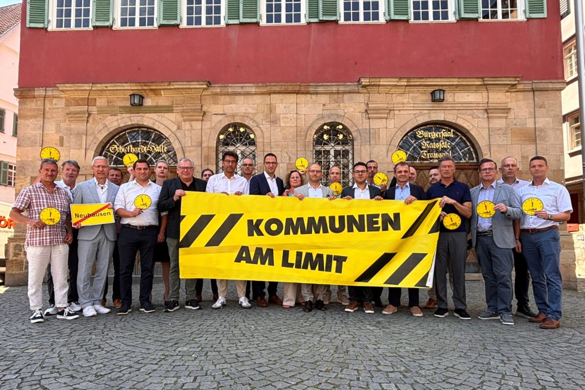 Landrat und Bürgermeister Landrat und Bürgermeister versammeln sich vor dem Alten Rathaus