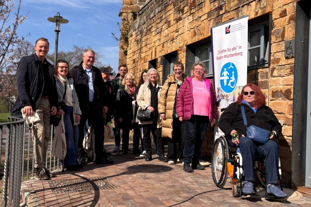 Toilette für alle Alle Gäste stehen vor dem Eingang der Toilette für alle, eine Dame im Rollstuhl.