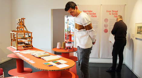Ein Besucher betrachtet ein Ausstellungsstück.