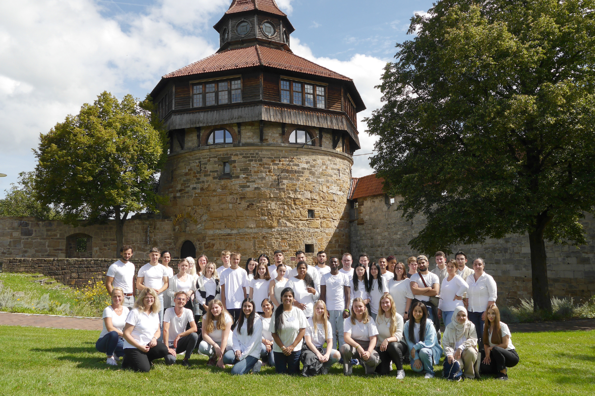 Gruppenfoto der neuen Auszubildenden und Praktikanten auf der Esslinger Burg