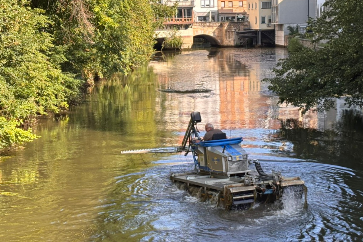 Mähboot Mähboot im Roßneckar, links Bäume, im Hintergrund der Zugang zu Klein Venedig.