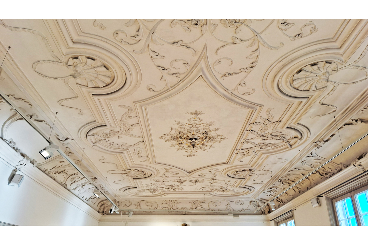 Decke des Patrizierzimmers mit reicher Stuckverzierung.