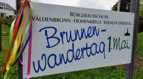 Schild am Ortseingang: Brunnenwandertag