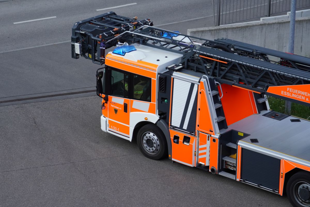 Ausrücken der Drehleiter mit Korb