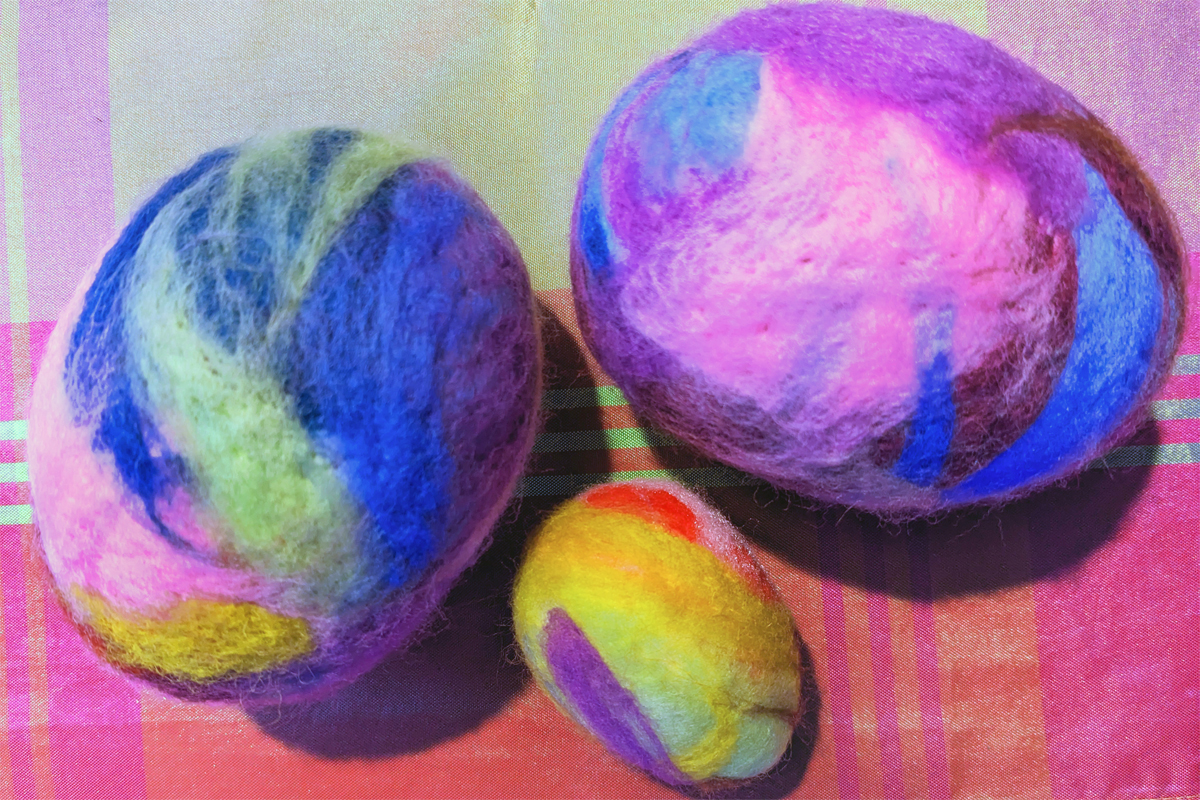 Gefilzte Ostereier Gefilzte Ostereier aus bunten Fasern.