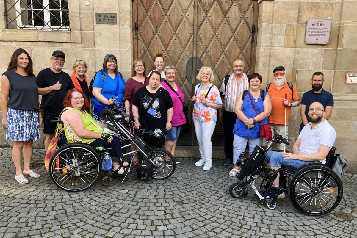Mitglieder Inklusionsbeirat Foto von den Mitgliedern des Inklusionsbeirats vor dem Alten Rathaus