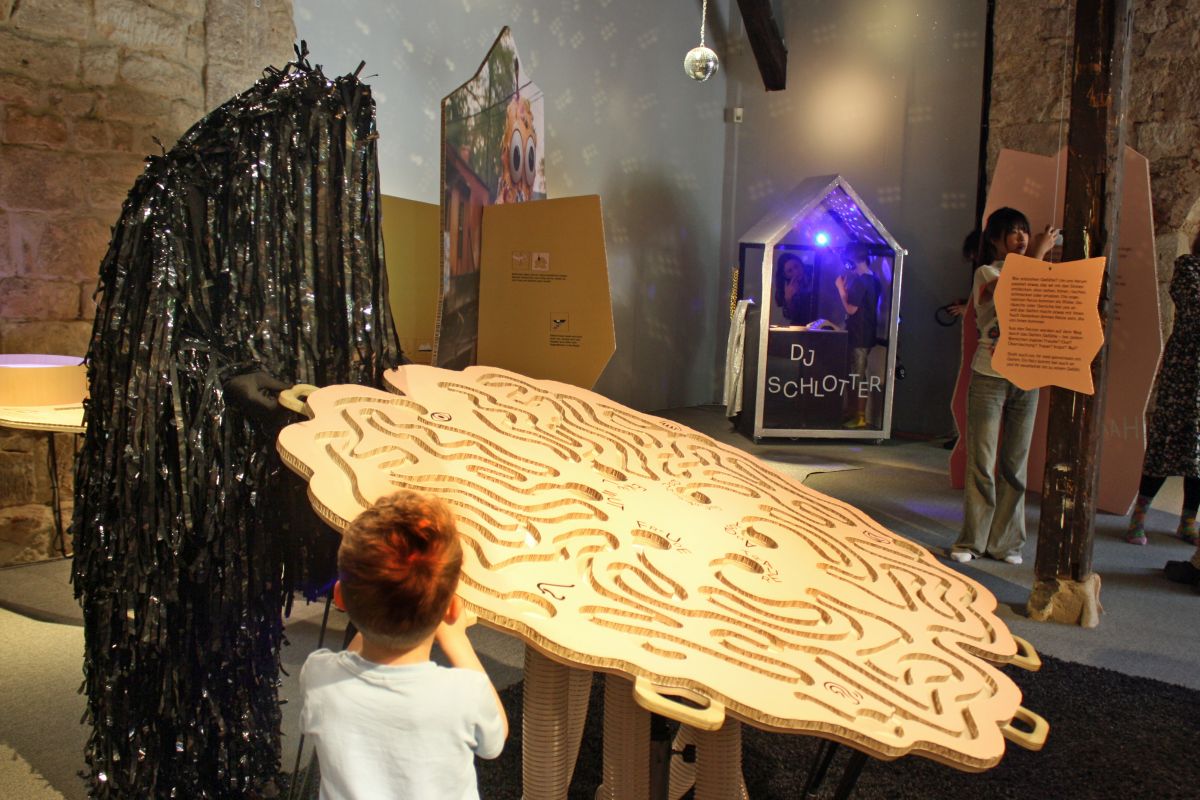 Eröffnung, Kind spielt mit gruseliger Gestalt