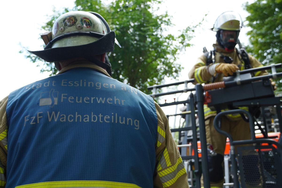 Feuerwehrmänner mit Drehleiter