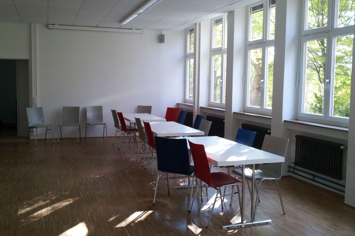 Blick in die Räumlichkeiten - Tische und Stühle Blick in die Räumlichkeiten - Tische und Stühle